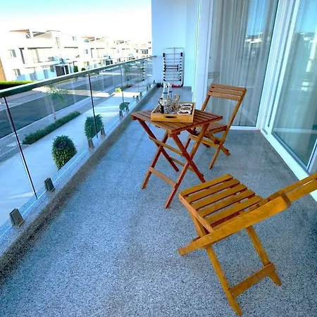 Lejlighed Spacious & Bright 2br Apartment, 5min To