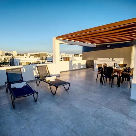 Lejlighed Spacious & Bright 2br Apartment, 5min To *