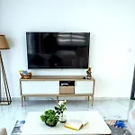 Spacious & Bright 2br Apartment, 5min To *